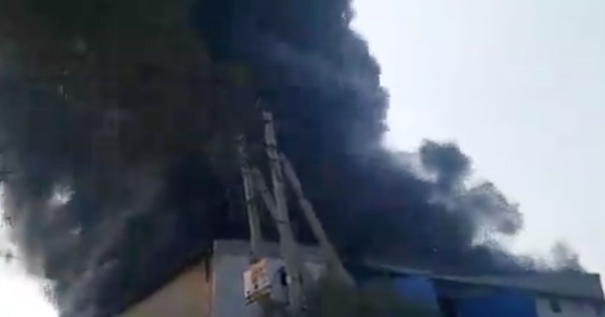 "दिल्ली: अलीपुर गोदाम में लगी भीषण आग; आपातकालीन प्रतिक्रिया जारी"