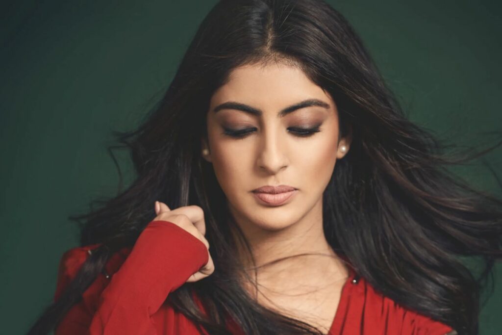 Navya Nanda Chooses MBA Over Bollywood Stardom Despite Her Billionaire Roots!