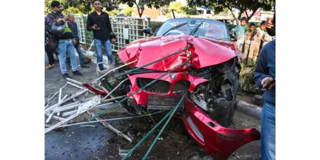 BMW crash at Delhi Gate